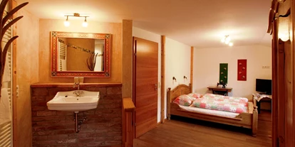 Pensionen - Umgebungsschwerpunkt: Berg - Steiermark - Uriges Doppelbettzimmer mit Dusche und WC. - Ortnerhof Ennstal