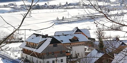 Pensionen - Umgebungsschwerpunkt: Berg - Steiermark - Haus im Winter - Ortnerhof Ennstal