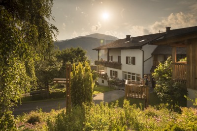 Frühstückspension - Kleinhofers Himbeernest liegt in sonniger Hanglage mit toller Aussicht. Im geschützen Innenhof (mit Sandkiste, Rutsche und Priatenturm) fühlen sich Kinder wohl. - Kleinhofers Himbeernest