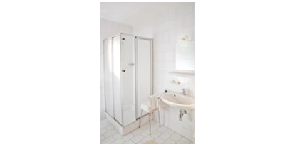 Pensionen - Kühlschrank - Loimeth - Badezimmer mit DU/WC/Haarföhn/Seife, Bad- und Handtücher - Gästehaus Gigler