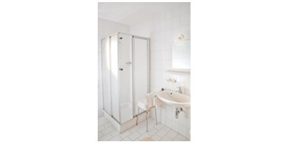 Pensionen - Kühlschrank - Fehring - Badezimmer mit DU/WC/Haarföhn/Seife, Bad- und Handtücher - Gästehaus Gigler