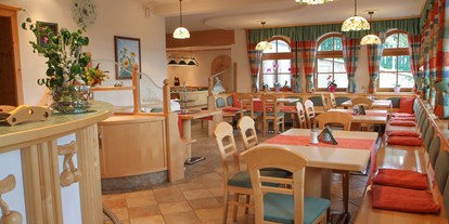 Pensionen - Frühstück: Frühstücksbuffet - Krieglach - Aufenthaltsraum im Gästehaus - Urlaub am Bauernhof Hönigshof Familie Kerschenbauer 