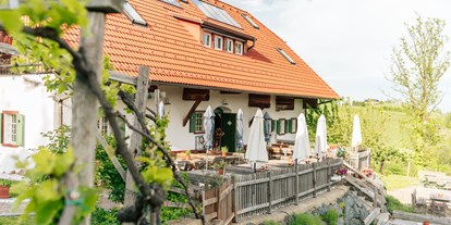 Pensionen - Garage für Zweiräder - Gamlitz - Buschenschank Terrasse  - Gästezimmer & Buschenschank am Weingut Hack-Gebell