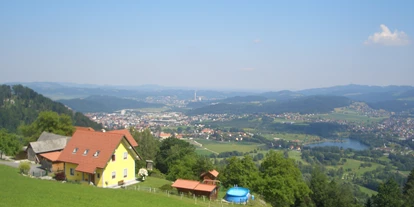 Pensionen - Terrasse - Freidorf an der Laßnitz - Blick auf Köflach mit Badesee Piberstein - Gästehaus Maria