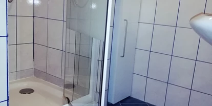 Pensionen - Kühlschrank - Freßnitz (Krieglach) - Dusche im Apartment "Panorama" - Frühstückspension Hermine Fraiß