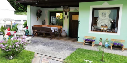 Pensionen - Umgebungsschwerpunkt: Berg - Urgental - Blick in den Garten vom "Singlezimmer" - Garten mit gemütlicher Sitzecke - Frühstückspension Hermine Fraiß