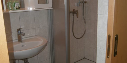 Pensionen - Umgebungsschwerpunkt: Stadt - Urgental - Dusche und WC im "Familienzimmer" - Frühstückspension Hermine Fraiß