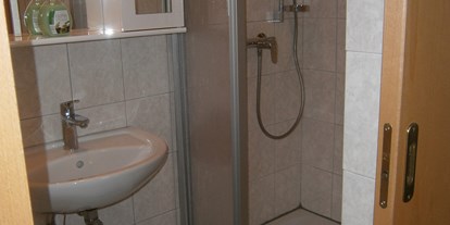 Pensionen - Kühlschrank - Steiermark - Dusche und WC im "Familienzimmer" - Frühstückspension Hermine Fraiß