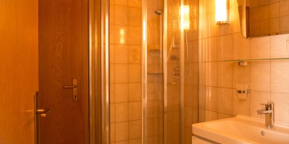 Pensionen - Umgebungsschwerpunkt: Berg - Urtlgraben - Badezimmer im ersten Stock. - Alpengasthof Moser