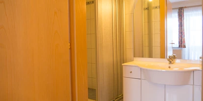 Pensionen - Art der Pension: Gasthaus mit Zimmervermietung - Sankt Nikolai im Sölktal - Badezimmer im zweiten Stock. - Alpengasthof Moser