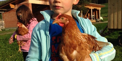 Pensionen - Umgebungsschwerpunkt: Berg - Urgental - ca. 10 Hühner leben bei uns auf dem Hof in einem mobilen Hühnerstall - Jakobbauer