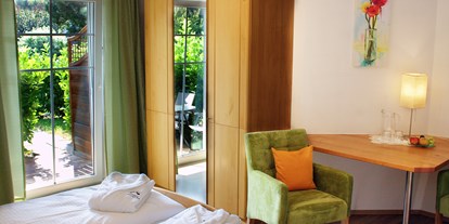 Pensionen - WLAN - Fürstenfeld - Unsere großzügigen und gemütlich eingerichteten Komfortdoppelzimmer mit Terasse bieten Ihnen eine einladende Südterrasse mit direktem Zugang zum Garten. - Pension Lammerhof