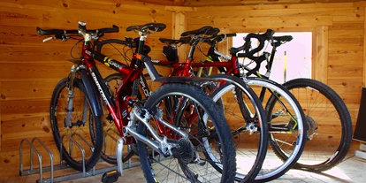 Pensionen - Frühstück: serviertes Frühstück - Burgau (Burgau) - Ihre Fahrräder können Sie jederzeit gerne kostenfrei in unserer Fahrradhütte unterstellen. - Pension Lammerhof