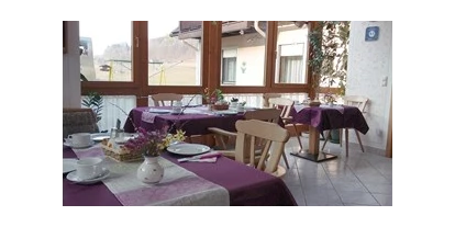 Pensionen - Frühstück: Frühstücksbuffet - Burgau (Burgau) - Frühstücksraum u. Aufenthaltsraum mit Wintergarten - Gästehaus Anna