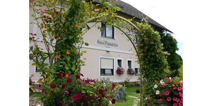 Pensionen - Kühlschrank - Karbach (Straden) - Blumenschmuck Willkommens Gruß - Gästehaus Anna