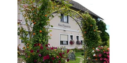 Pensionen - Balkon - Schweinz - Blumenschmuck Willkommens Gruß - Gästehaus Anna