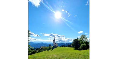 Pensionen - Umgebungsschwerpunkt: Berg - Kadöll - Unsere Hochzeitskirche an einem schönen Nachmittag mit Blick richtung Italien    #Panorama  - Gasthof Pension Gutmann 
