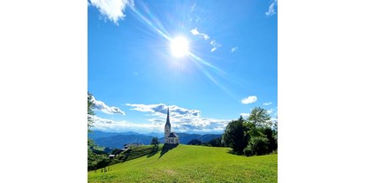 Pensionen - Wanderweg - Grafenstein - Unsere Hochzeitskirche an einem schönen Nachmittag mit Blick richtung Italien    #Panorama  - Gasthof Pension Gutmann 