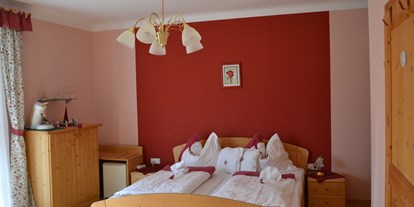 Pensionen - barrierefreie Zimmer - Weinviertel - das Siebenschläferzimmer mit überdachter Sonnenterrasse - Landhaus zum Siebenschläfer