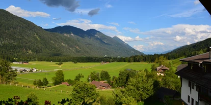 Pensionen - Wanderweg - Gassen (Stockenboi) - Grün das Tal, sauber die Luft, zum greifen nah die Berge. - Gästepension Egger