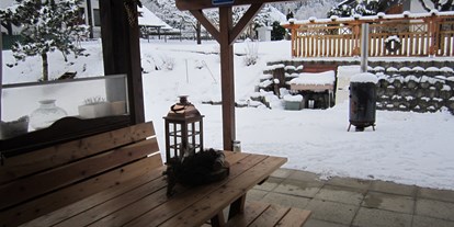 Pensionen - Restaurant - Dürnvellach - Im Winter draußen sitzen. - Haus Holunder Weissbriach