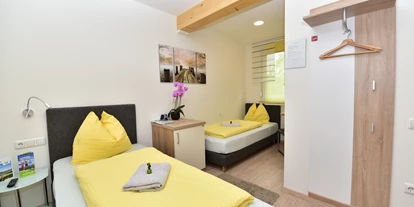 Pensionen - Terrasse - Sankt Georgen in Obdachegg - 2 Bett Zimmer mit Bad / WC, TV, Minibar, Internet - Ferienwohnung-Zimmer Yassi 