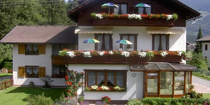 Pensionen - Balkon - Flattachberg (Steinfeld) - Frontansicht vom Haus - Pension Leyrer