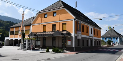 Pensionen - Terrasse - Wies (Wies) - Das ehemalige Postgebäude wird seit 2014 als Posthostel geführt. Mitten am Hauptplatz in Lavamünd - direkt am Drauradweg R1 und dem Lavantradweg R10; am Jakobsweg - am Lavanttaler Höhenweg - am Kärntner Grenzweg - am Benediktweg - am Mariazeller Weg - Posthostel Lavamünd