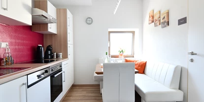 Pensionen - Umgebungsschwerpunkt: Stadt - Wies (Wies) - Küche im Studio -  befindet sich im 2. Stock - mit Eckbank und Sessel für 4 -5 Personen - Posthostel Lavamünd
