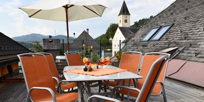 Pensionen - Restaurant - Watzelsdorf (Völkermarkt) - Dachterrasse mit Blick auf den Lavamünder Kirchturm - auf die Drau und auf den Marktplatz sowie auf den Berg - Posthostel Lavamünd