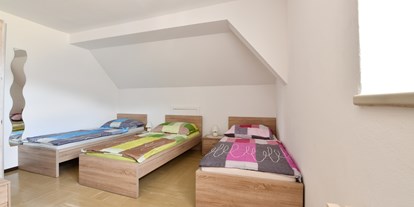 Pensionen - Kühlschrank - Eibiswald - Dreibettzimmer im 2. Stock - Dachgeschoss - Posthostel Lavamünd