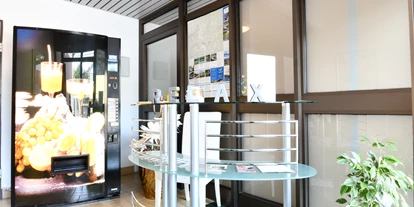 Pensionen - Kühlschrank - Wies (Wies) - Eingangsbereich mit Getränkeautomat und Theke zum Empfang - Posthostel Lavamünd