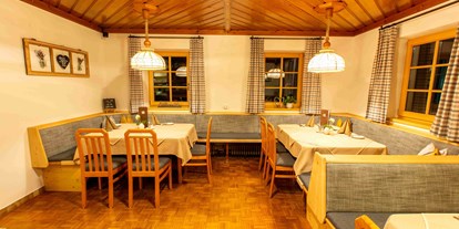 Pensionen - Garten - Bergen (Obertilliach) - einer der Gasträume, Ursprüngliche Bauernstube mit Flair - Berggasthof-Pension Lahnerhof
