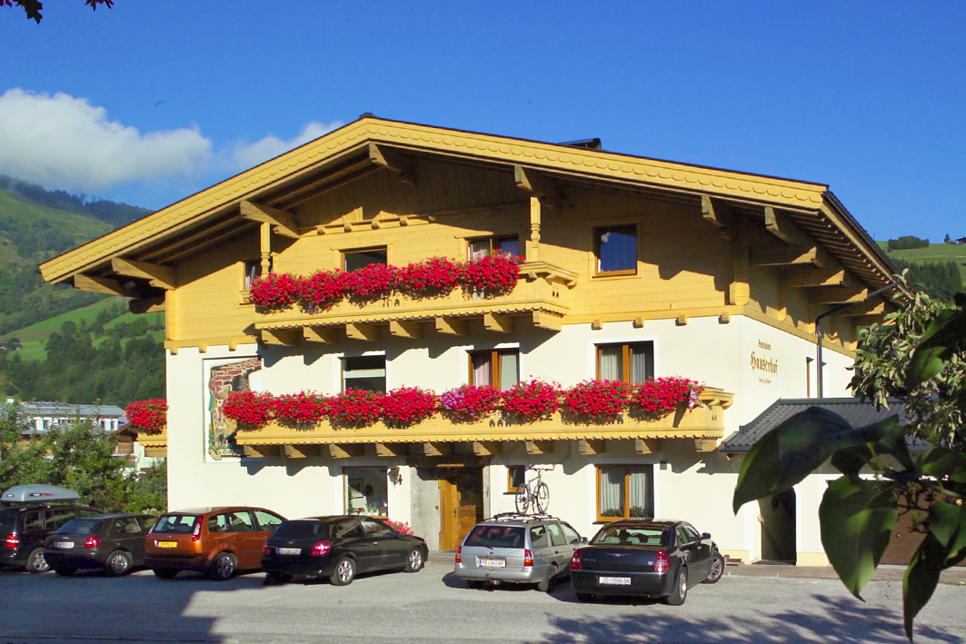 Frühstückspension - "Durch und durch familiäre Atmosphäre", dieser Philosophie haben wir uns schon seit jeher verschrieben. 
  
Sie sollen sich bei uns wohl fühlen. Deshalb haben wir unsere "Pension Hauserhof" und die "Hauserbauer Appartements" besonders gemütlich eingerichtet. 
  
Es erwartet Sie ein freundliches und gemütliches Flair im typischen ländlichen Stil. 
  
Und dazu ehrliche Gastfreundschaft, die nicht vom Üben kommt, sondern wirklich von Herzen! 
  
Freuen Sie sich auf wunderschöne Tage bei uns in Kaprun...  - Pension Hauserhof