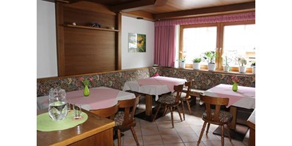 Pensionen - Frühstück: Frühstücksbuffet - Oberweg (Navis) - Gemütlicher Frühstücks- und Aufenthaltsraum - Haus Sarah