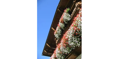 Pensionen - Garage für Zweiräder - Tirol - Blumenpracht auf dem Südbalkon - Haus Sarah