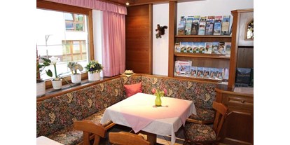 Pensionen - Frühstück: Frühstücksbuffet - Seefeld in Tirol - Prospektmaterial ist reichlich vorhanden - Haus Sarah