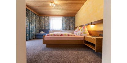Pensionen - Umgebungsschwerpunkt: Berg - Mützens - Komfortzimmer - bequeme Fernsehsessel inkludiert - Haus Sarah