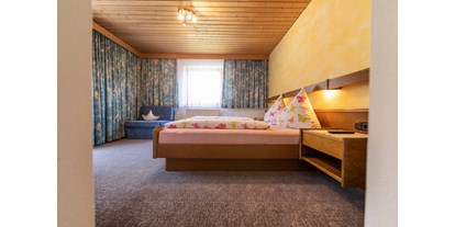 Pensionen - Umgebungsschwerpunkt: am Land - Tirol - Komfortzimmer - bequeme Fernsehsessel inkludiert - Haus Sarah