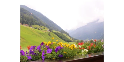 Pensionen - Garage für Zweiräder - Tirol - Südbalkon mit schöner Blumenpracht - Haus Sarah