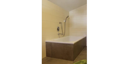 Pensionen - Langlaufloipe - Mützens - Apartment: große Badewanne - Haus Sarah
