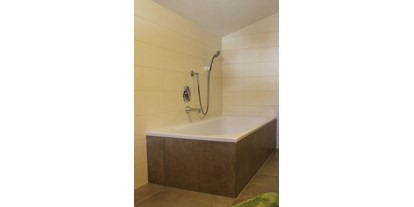 Pensionen - Skiverleih - Tirol - Apartment: große Badewanne - Haus Sarah