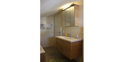 Pensionen - Balkon - Thaur - Apartment: großer Waschtisch mit Spiegelschrank - Haus Sarah