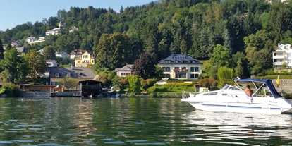 Pensionen - Ferndorf - Villa Margarethe mit privaten Badestrand (links im Bild der Strand) - Villa Margarethe