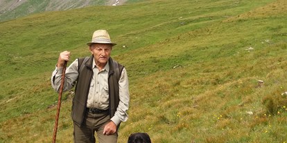 Pensionen - Art der Pension: Urlaubspension - Jenig - Opa Hans hält mit Luna Nachschau beim Vieh. - Panoramapension Platzer