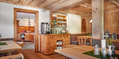 Pensionen - Frühstück: Frühstücksbuffet - Hallstatt - Frühstücksraum mit Bio Teestation und Kaffeemaschine - Pension Bliem