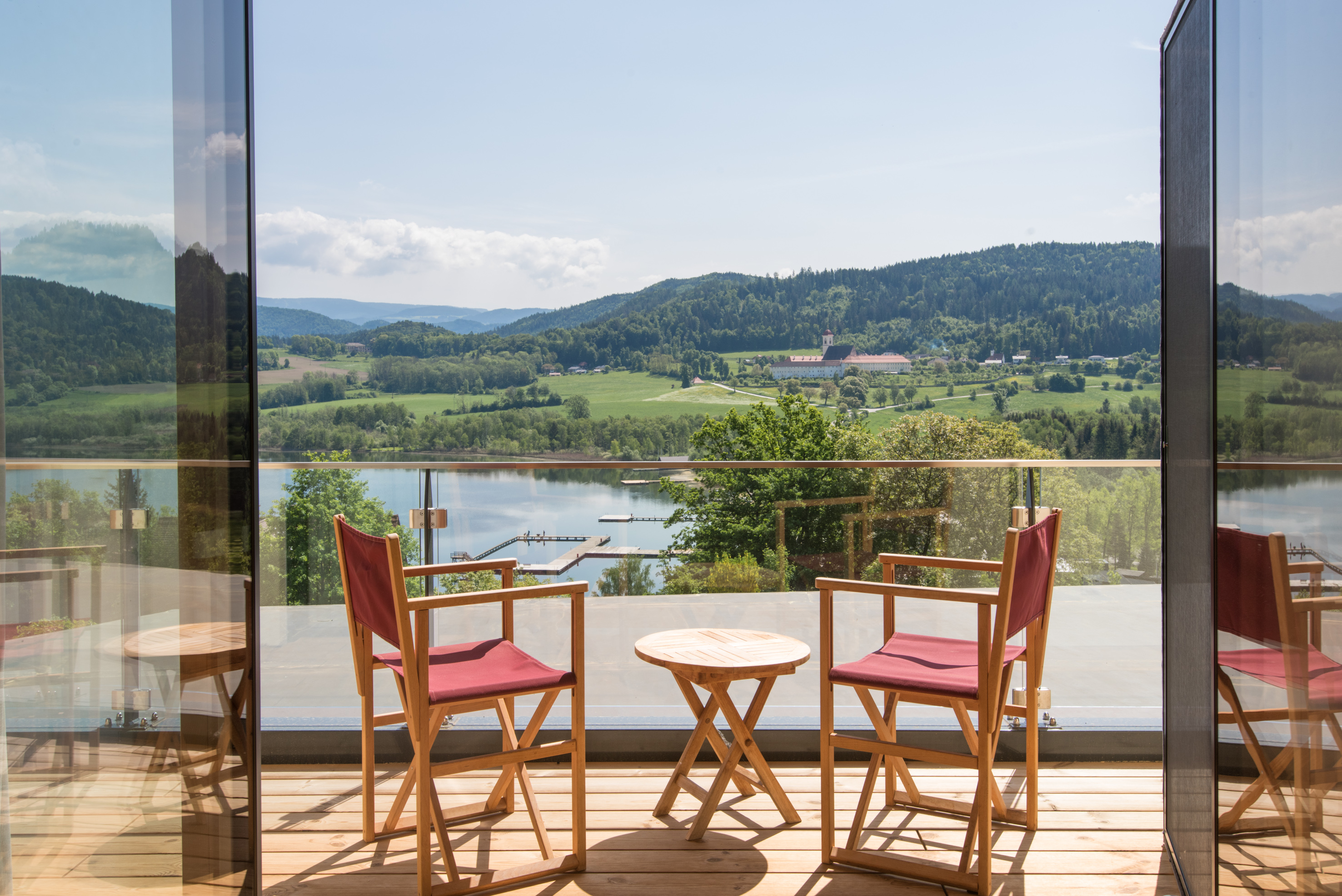 Frühstückspension - Ausblick Stiftblickzimmer und Seeblickzimmer. - Längseeleit´n