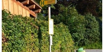 Pensionen - Umgebungsschwerpunkt: Therme - Ramsau am Dachstein - Bushaltestelle direkt vor dem haus - Pension Wiederkehr