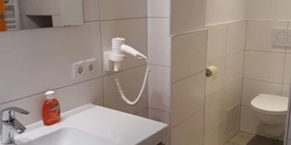 Pensionen - WLAN - Hallstatt - Badezimmer mit Dusche und WC - Pension Wiederkehr