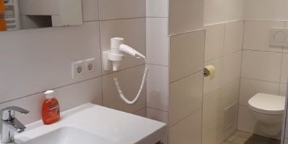 Pensionen - Umgebungsschwerpunkt: Therme - Fastenberg - Badezimmer mit Dusche und WC - Pension Wiederkehr